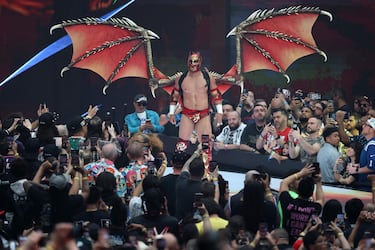 Dragon Lee es presentado antes del combate  por el Campeonato Intercontinental frente a Penta, Je’Von Evans, Rusev y Rey Mysterio durante WrestleMania 42, en el Allegiant Stadium de Las Vegas.