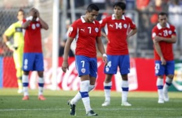 Futbol, Chile vs Colombia
Eliminatorias para Brasil 2014.
El jugador de la seleccion chilena Alexis Sanchez, se lamenta tras el tercer gol de Colombia durante el partido clasificatorio al mundial de Brasil 2014 disputado en el estadio Monumental en Santiago, Chile.