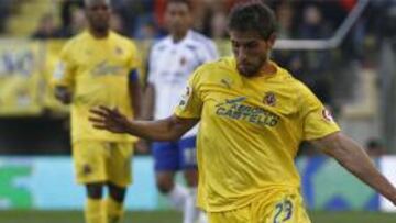 <b>A DOS PUNTOS</b>. Capdevila y el Villarreal ya miran de cerca al Barça.