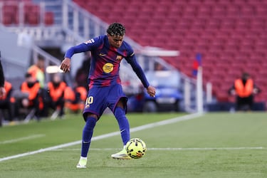 Lanzamiento con el exterior del jugador del Barcelona, Lamine Yamal.