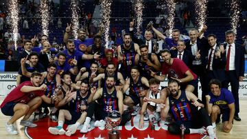 MADRID, 20/06/2023.- Los jugadores del Barça celebran con el trofeo el título de Liga tras el tercer partido de la final de la Liga Endesa de baloncesto que Real Madrid y Barça disputaron este martes en el WiZink Center. EFE/Juanjo Martín