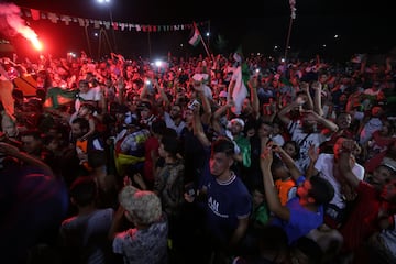 Los ciudadanos de Tiaret (Algeria) siguiendo la final de Khelif en la calle. 