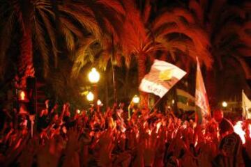 La ciudad de Elche sale a la calle a celebrar el ascenso a primera divisin.