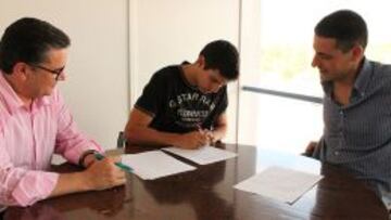 Joan Creus Jr. firmando su contrato con el Manresa ante Josep Vives (presidente) y Borja Comenge (entrenador).