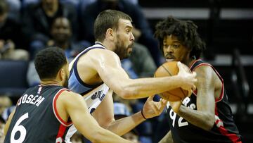MEM01. MEMPHIS (EE.UU.), 25/01/2017.- El jugador Marc Gasol (c) de Memphis Grizzlies en acción ante Cory Joseph (i) y Lucas Nogueira (d) de Toronto Raptors hoy, miércoles 25 de enero de 2017, durante un partido de baloncesto entre Toronto Raptors y Memphis Grizzlies en el FedExForum de Memphis, Tennessee, (EE.UU). EFE/Mike Brown