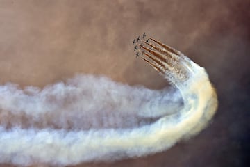 La unidad acrobática de la Fuerza Aérea Italiana Frecce Tricolori (Tricolor Arrows) se prepara para difundir el humo con los colores de la bandera italiana antes del Gran Premio de Moto GP en el circuito de Mugello.