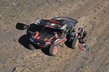 El piloto espa?ol del equipo Audi Sport, Carlos Sainz, y su copiloto espa?ol, Lucas Cruz, cambian un neumtico despus de un pinchazo durante la etapa 11 del Rally Dakar 2024 entre Al-Ula y Yanbu.