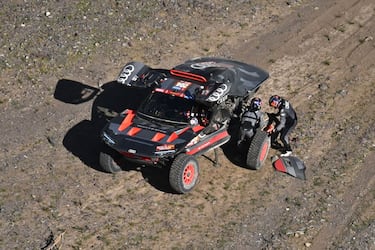 El piloto español del equipo Audi Sport, Carlos Sainz, y su copiloto español, Lucas Cruz, cambian un neumático después de un pinchazo durante la etapa 11 del Rally Dakar 2024 entre Al-Ula y Yanbu.