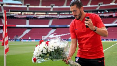 Koke Resurrección cumplió con una tradición que no podía faltar y colocó en su córner habitual el ramo de flores de Margarita, quien le transmitió a través del teléfono móvil las instru