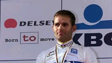 <b>IMPOSIBLE REVÁLIDA. </b>Santiago Botero, con la medalla de oro del pasado Mundial del 2002.