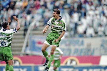 El único mexicano en ganar dos campeonatos de goleo al hilo, lo hizo en el Invierno 2000 con 17 tantos y en el Verano 2001 con 13 anotaciones, ambas ocasiones con Santos Laguna.