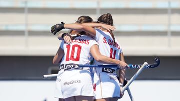 La Selección femenina española de hockey hierba celebrando el triunfo ante Irlanda.