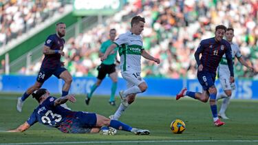 Se llevaba las manos a la cabeza Álvaro Núñez, y no era para menos. Febas hizo una obra de arte en forma de gol, emulando al mejor Maradona. Una jugada personal que empezó en la medular y que acabó en el área tras desbordar a todos y cada uno de los jugadores que le salieron al paso, antes de marcar.
