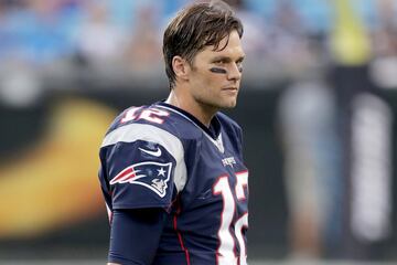 Un año después de no calificar a la postemporada, en 2003 Tom Brady llevó a los Patriotas de Nueva Inglaterra a su segundo título de la NFL. El mariscal de campo dio tres pases de anotación en la victoria de último minuto 32-29 ante las Panteras de Carolina. Brady fue de nuevo el jugador más valioso del Super Bowl. Además, finalizó la temporada con 4 mil 766 yardas por pase y 31 touchdowns.