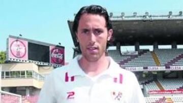 <b>ESTRENO. </b>Rafa García posa para AS con los escudos de Girona Rayo.