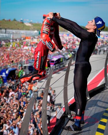 Márquez celebró su victoria en Misano a lo Messi, enseñando su mono con su nombre al salir al podio.