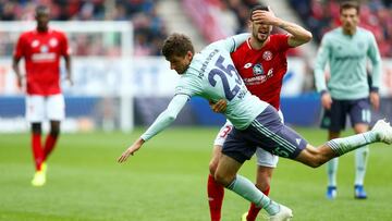 Soccer Football - Bundesliga - 1.FSV Mainz 05 v Bayern Munich - Opel Arena, Mainz, Germany - October 27, 2018  Bayern Munich&#039;s Thomas Mueller in action with Mainz&#039;s Aaron Caricol 