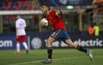 Ceballos celebra el 2-0 de Oyarzabal.