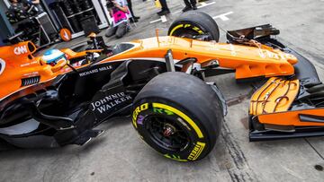 MLB63 MELBOURNE (AUSTRALIA) 24/03/2017.- El piloto español de Fórmula Uno Fernando Alonso, de McLaren, dirige su monoplaza durante la sesión de entrenamientos libres celebrada en el circuito de Albert Park hoy, 24 de marzo de 2017, en preparación para el Gran Premio de Australia. EFE/Srdjan Suki