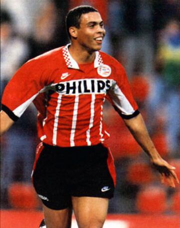 En el PSV jugó 57 partidos en lso que anotó 54 goles en total.