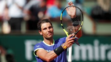 Rafa Nadal aplaude al público tras derrotar a Robin Haase.