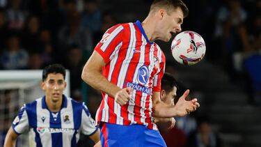 SAN SEBASTIÁN, 06/10/2024.- El delantero noruego del Atlético de Madrid Alexander Sørloth salta por el balón, durante el partido de la jornada 9 de LaLiga disputado entre la Real Sociedad y Atlético de Madrid este domingo en el Reale Arena, en San Sebastián. EFE/Javi Colmenero
