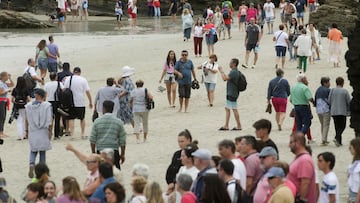 Varias personas completan hoy el aforo permitido por la Xunta de Galicia en La Playa de Las Catedrales, a 28 de julio de 2022, en Ribadeo, Lugo, Galicia, (España). La Xunta permite 4812 plazas diarias para acceder a la Playa de las Catedrales, nombre turístico de la playa de Aguas Santas que se ubica en la formación geomorfológica denominada como la Rasa Cantábrica sobre el mar Cantábrico.? En esta playa, monumento natural, cuando el nivel del mar desciende se pueden recorrer los pasillos entre los acantilados, grietas, cuevas y pasar bajo sus enormes arcos.
28 JULIO 2022
Carlos Castro / Europa Press
28/07/2022