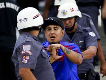 Futbol, Corinthians vs Universidad de Chile.
 Copa sudamericana 2017
 Hinchas  de Universidad de Chile provocan incidentes antes  del partido por copa sudamericana en el estadio Arena Corinthians en Sao Paulo, Brasil.
 05/04/2017
 Fotoarena/Photosport*****
 
 Football, Corinthians vs Universidad de Chile.
 Sudamerican cup 2017
 Universidad de Chile`s fans provoke incidents before the sudamerican cup football match held at the Arena Corinthians stadium in Sao Paulo, Brazil.
 05/04/2017
 Fotoarena/Photosport