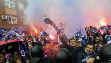 Aficionados del Getafe recibiendo al autob&uacute;s de su equipo.