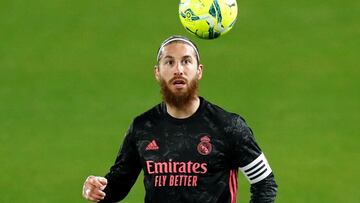 Sergio Ramos salió al césped a tocar balón.