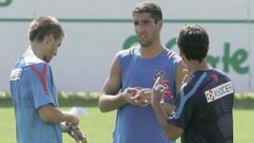 Raúl García se retiró hoy por precaución del entrenamiento por una sobrecarga en los isquiotibiales de la pierna izquierda, aunque estará listo para el partido amistoso del sábado contra el Betis.