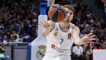 Luka Doncic, base del Real Madrid, realiza un pase ante el Fenerbahçe.