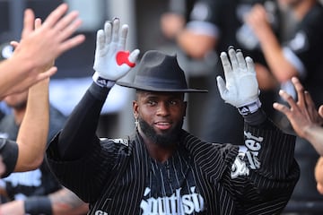 Los White Sox celebran con una gabardina y sombrero que asemejan a los grupos de mafiosos que existieron en Chicago