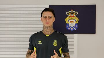 Joel Domínguez pasa el examen médico