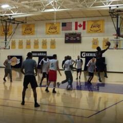 Los Lakers organizan partidos entre policías y jóvenes de barrio