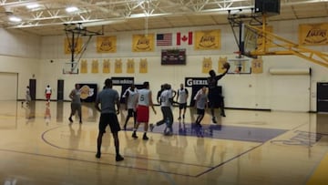 Los Lakers organizan partidos entre policías y jóvenes de barrio