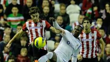 <b>PELEADO. </b>Amorebieta, que realizó una jugada ofensiva al nivel de un delantero, busca un balón con la plancha de Ighalo por medio.