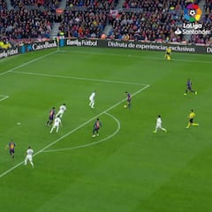 Suárez marca uno de los goles más extraños y singulares de la historia de los Clásicos