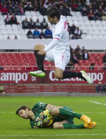 Banega ante Irureta. 