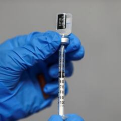 Vacuna AstraZeneca en Colombia: quién se la puede poner, efectividad, componentes y cuántas dosis son