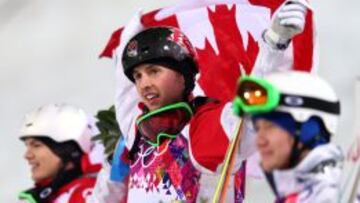 Alex Bilodeau, de Canadá, celebra su medalla de oro en baches, la segunda en su carrera.