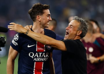Los jugadores del Paris Saint-Germain celebran la victoria tras ganar la final de la UEFA Champions League entre el Paris Saint-Germain.