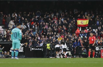 Valencia 2-0 Barcelona | Perfecta diagonal de Ferran Torres que recibió Maxi Gómez controló y disparó con la diestra para colocar el balón en el palo largo lejos del alcance de Ter Stegen.