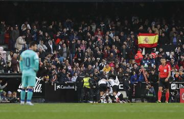 Valencia 2-0 Barcelona | Perfecta diagonal de Ferran Torres que recibi車 Maxi G車mez control車 y dispar車 con la diestra para colocar el bal車n en el palo largo lejos del alcance de Ter Stegen.