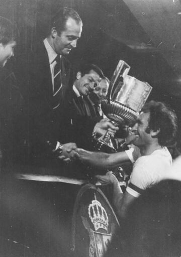 Pirri recogiendo la Copa del Rey ganada por el Real Madrid en 1980 de manos de Juan Carlos I. 