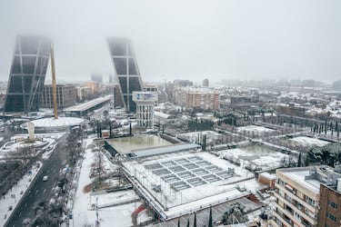 Vista de la Plaza de Castilla, en Madrid, cubierta de nieve.