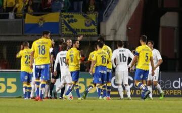 Protestas de los jugadores del Real Madrid por la decisión del arbitro de pitar cesión.