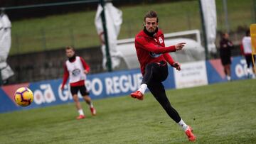 Christian Santos, en un remate en el entrenamiento del Deportivo.