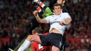 De Gea y Bale pugnan por un balón cuando el galés jugaba en las filas del Tottenham.
