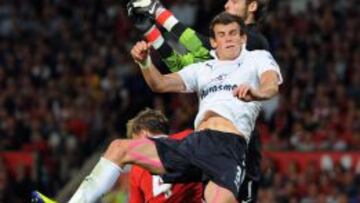 De Gea y Bale pugnan por un bal&oacute;n cuando el gal&eacute;s jugaba en las filas del Tottenham. 